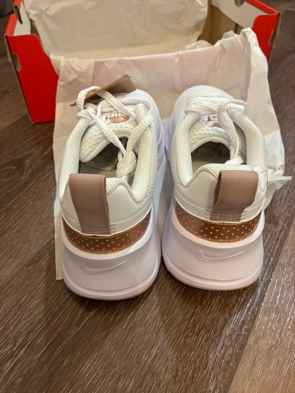 New Women’s Nike Air Max Nuaxis Shoes. White Bronze. Size 7.5 - Picture 6 of 8